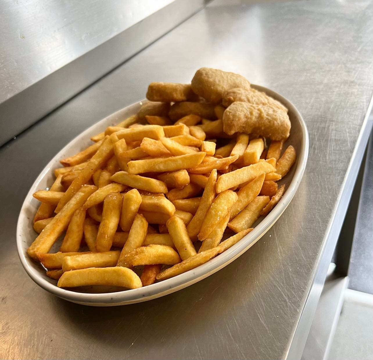 8 stk. Nuggets med fritter (ekskl. dyppelse)